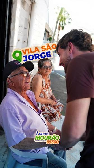 Lucas Mourão cumprimenta moradores na Vila São Jorge.